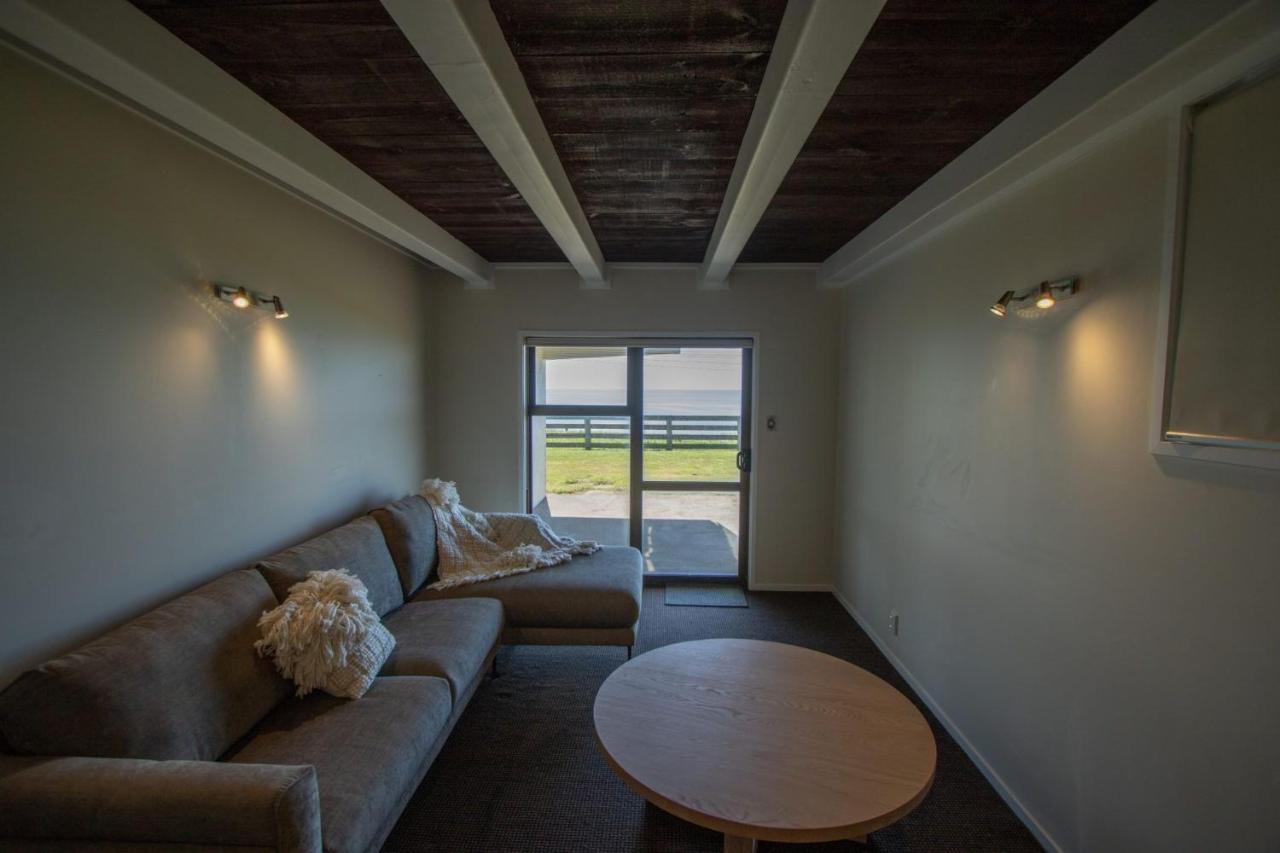 Wills On The Water Beachfront Apartment Bell Block Exterior photo